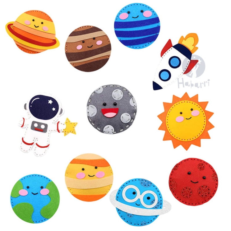 Kosmos 5.jpgKosmos - filcowy zestaw do szycia DIY - 11 elementów