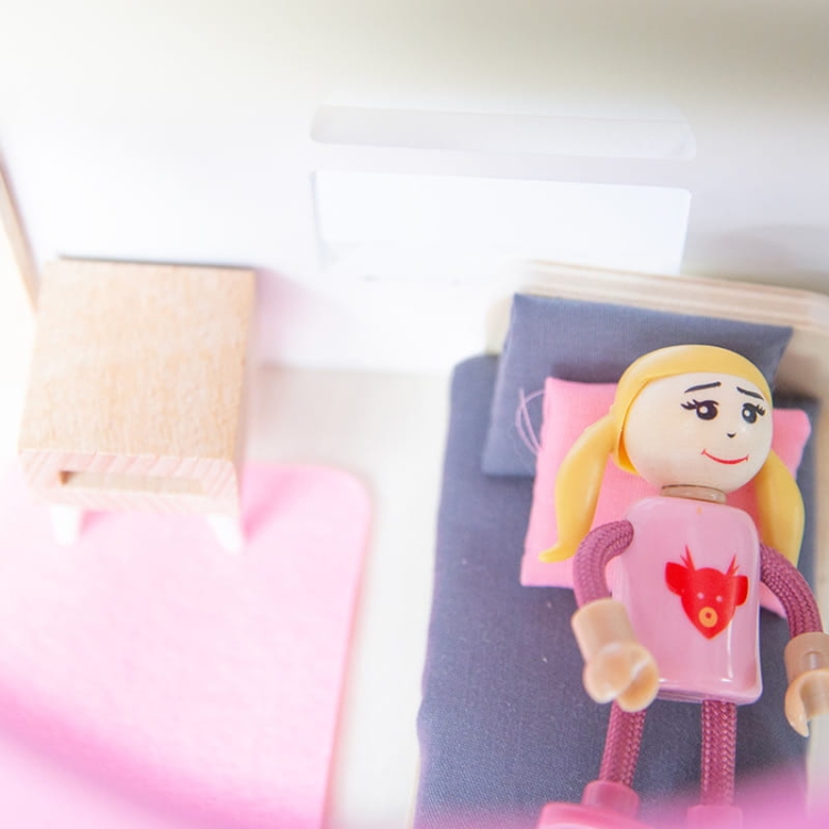 Domek drewniany dla lalek