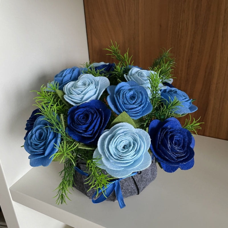 Kwiaty w koszyku DIY - Róże niebieskie