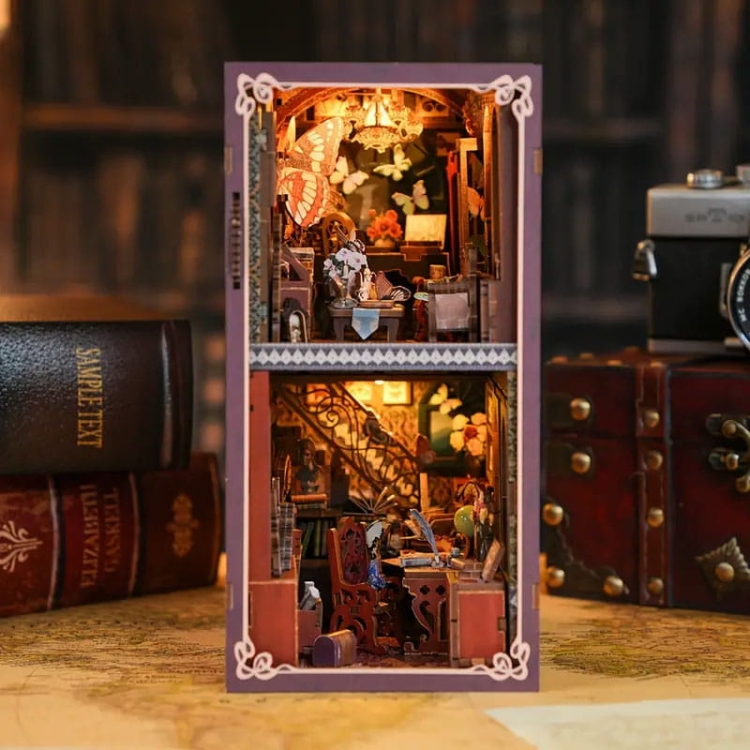 Miniaturowy domek Book Nook - Muzeum motyli