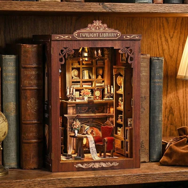 Miniaturowy domek Book Nook - Książka przy kominku