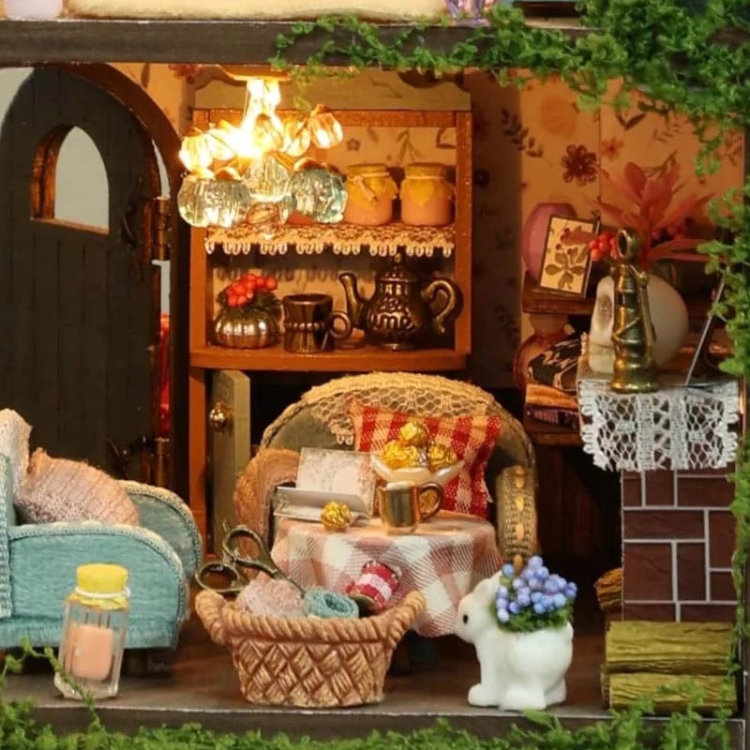 Miniaturowy domek - Domek pod różaną girlandą