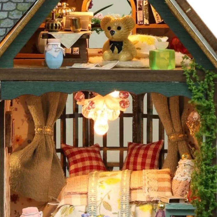 Miniaturowy domek - Domek pod różaną girlandą