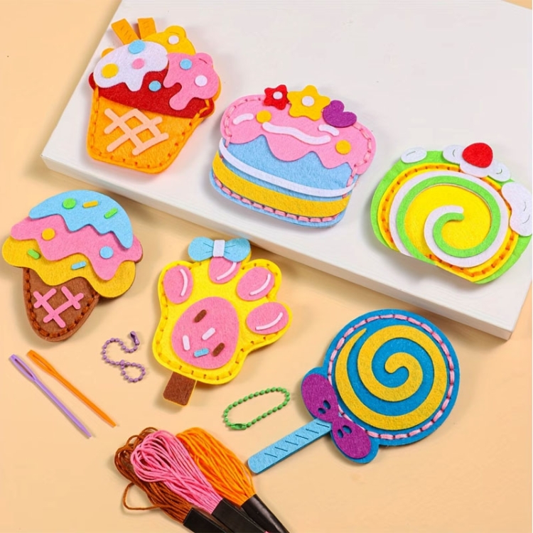 Sweets  - filcowy zestaw do szycia DIY zawieszki - 8 elementów