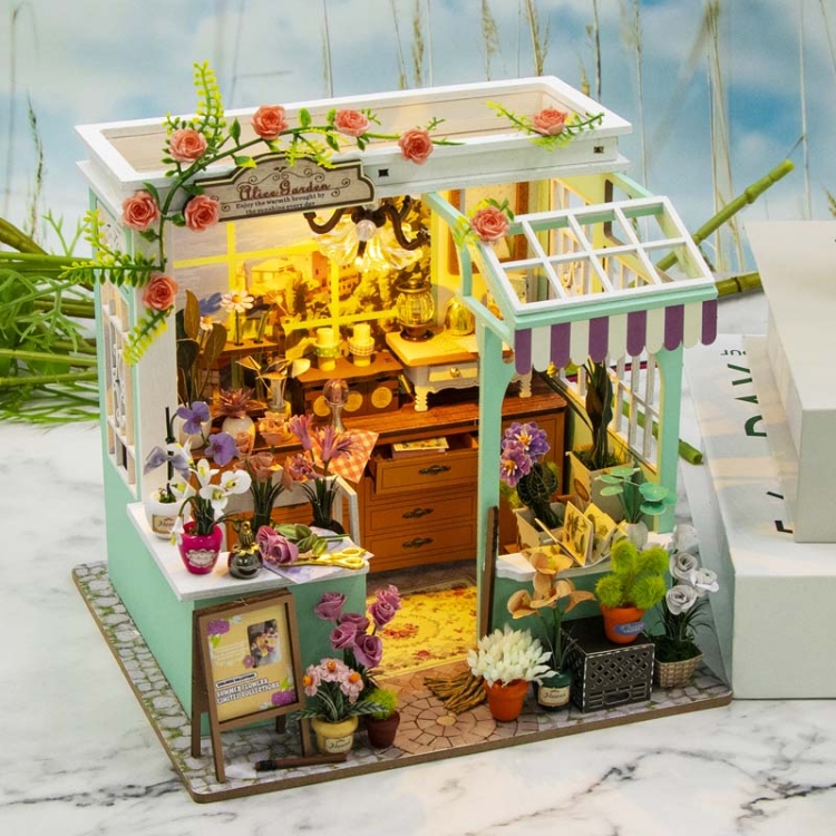 Miniaturowy domek - Na górze róże