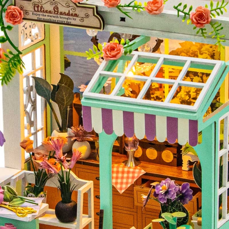 Miniaturowy domek - Na górze róże