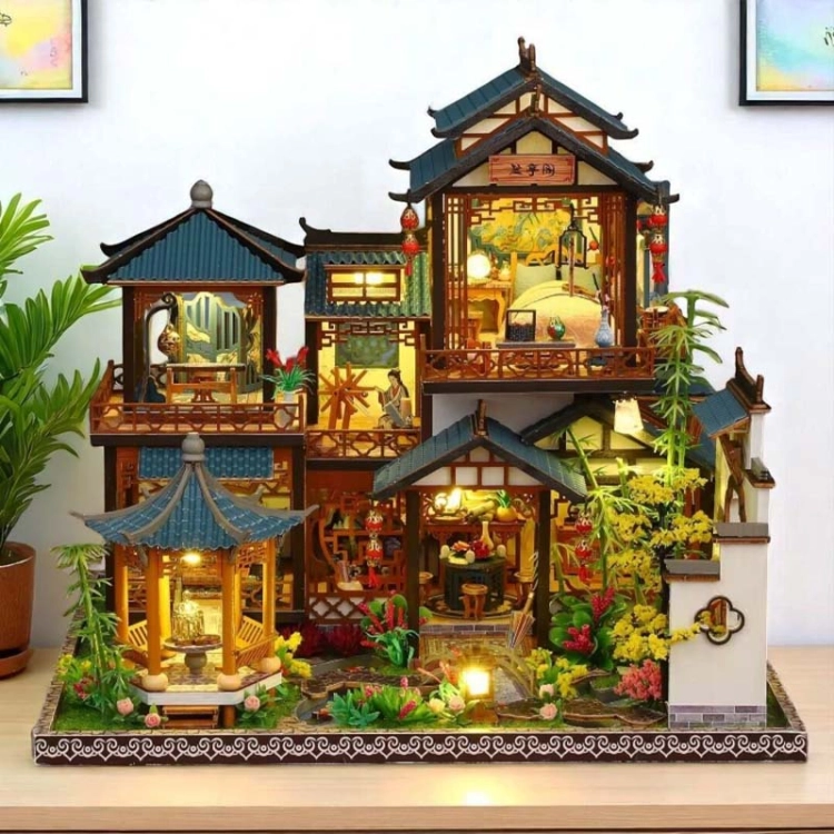 Miniaturowy domek - Sekrety Cesarskiego Ogrodu