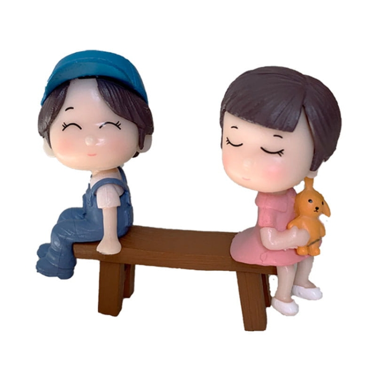 Dziewczynka i chłopiec w niebieskiej czapce na ławce z króliczkiem