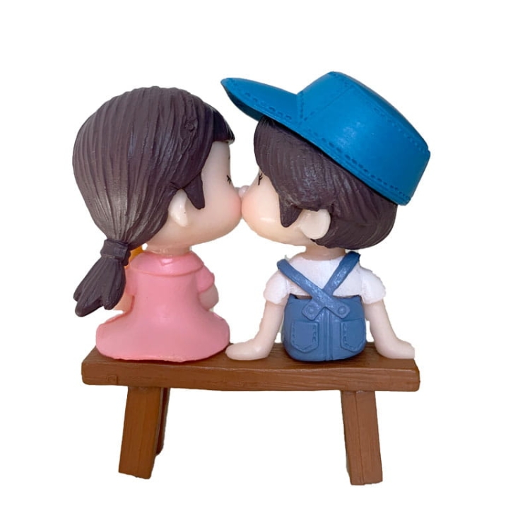 Dziewczynka i chłopiec w niebieskiej czapce na ławce z króliczkiem