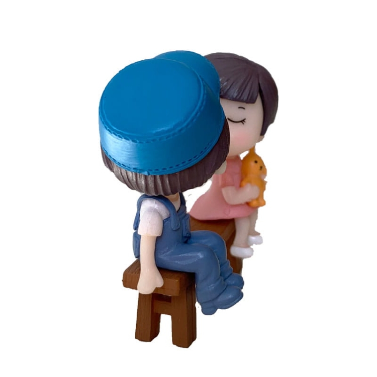 Dziewczynka i chłopiec w niebieskiej czapce na ławce z króliczkiem