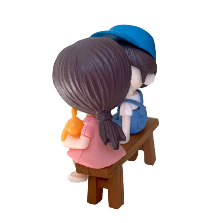 Dziewczynka i chłopiec w niebieskiej czapce na ławce z króliczkiem