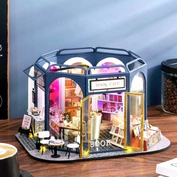 Miniaturowy domek - Książka przy kawie