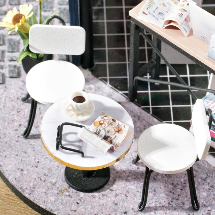 Miniaturowy domek - Książka przy kawie