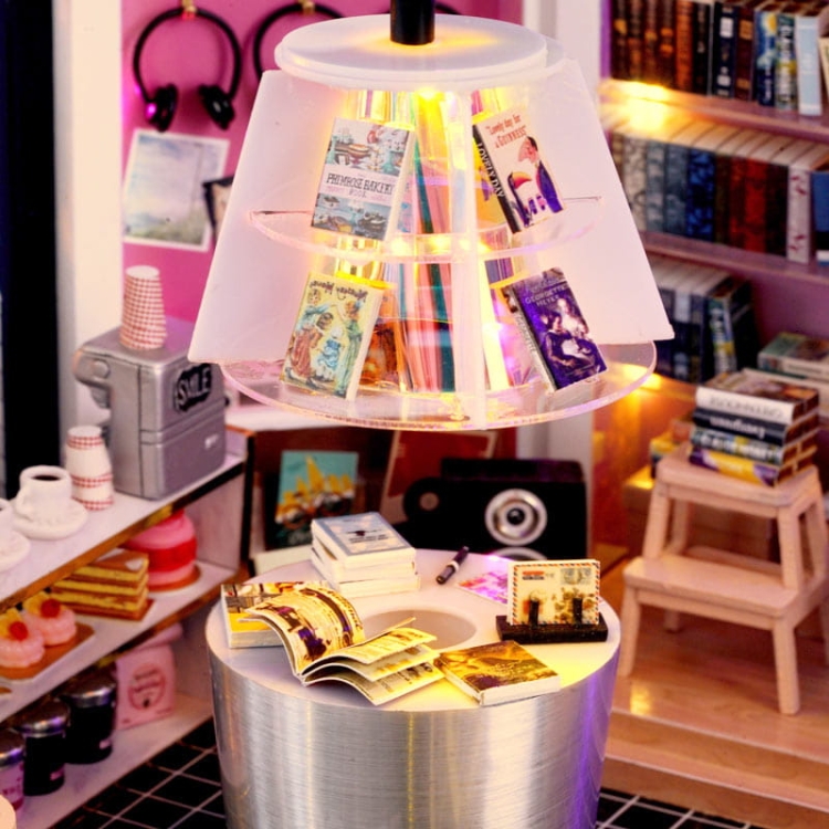 Miniaturowy domek - Książka przy kawie