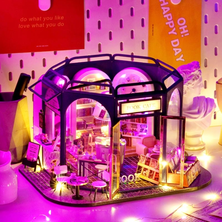 Miniaturowy domek - Książka przy kawie