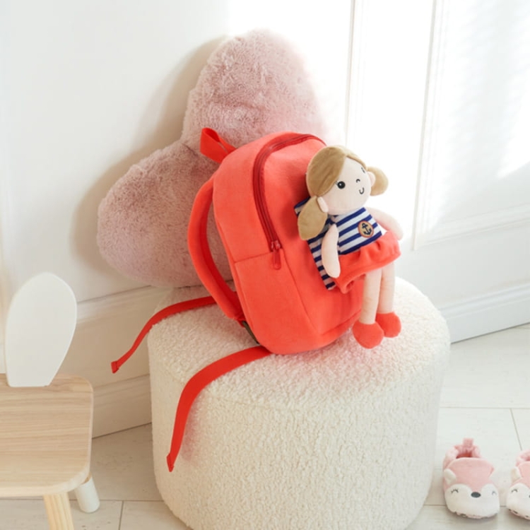 Czerwony plecaczek z odpinaną lalką „Nella”