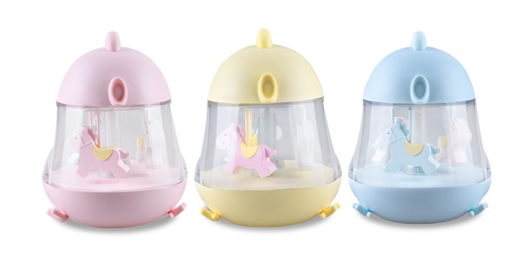 Lampka z karuzelą i pozytywką. Wariant kolorystyczny: żółty, niebieski, różowy.