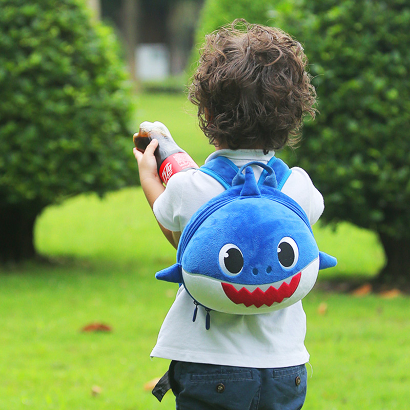 Dziecko w niebieskim plecaku Baby Shark