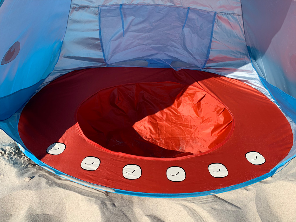 Wnętrze namiotu plażowego z basenem